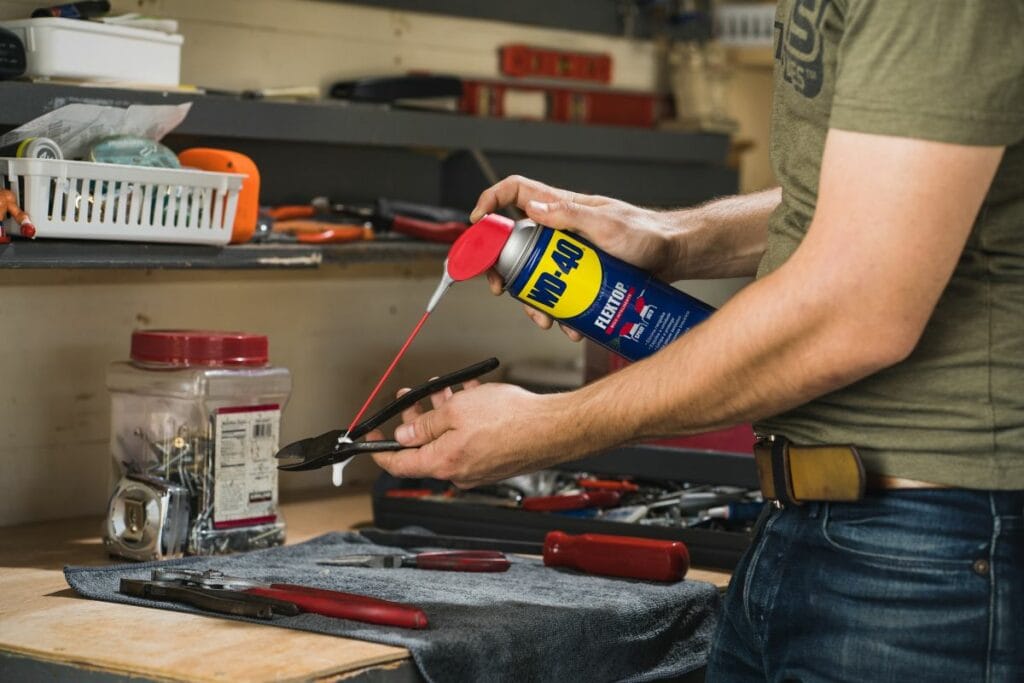 wd 40® produto multiusos é versátil para ferramentas