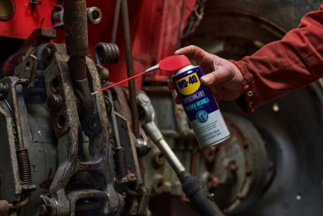 wd 40 specialist sendo usado em equipamento agrícola