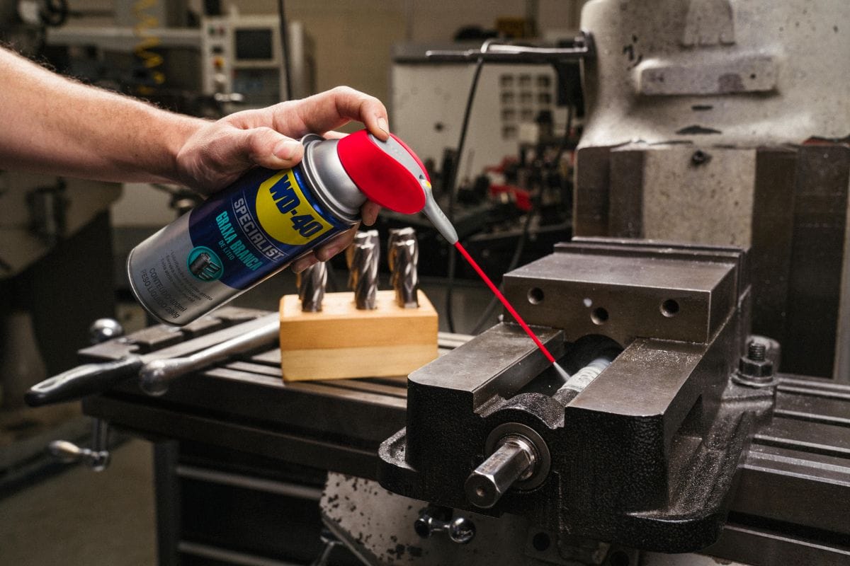 aplicação de wd 40 specialist graxa branca de lítio evita atrito metal metal