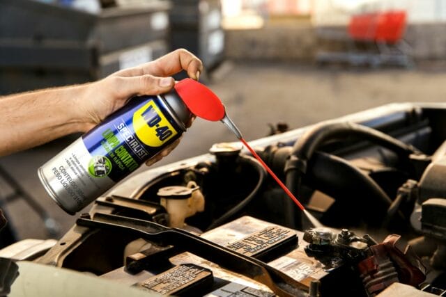 wd 40® specialist limpa contato aplicado em motor