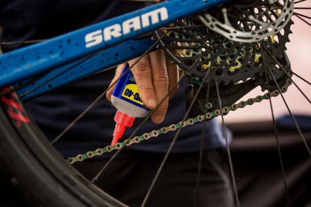 wd 40® specialist bike apicado em corrente de bicicleta