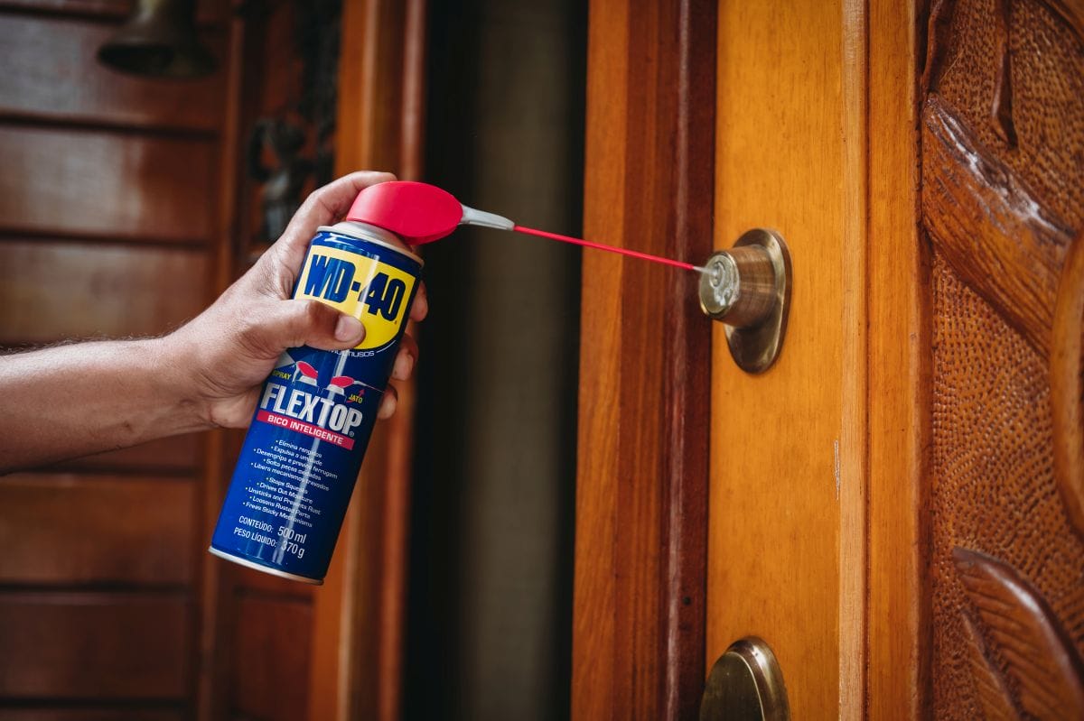 maneiras de usar wd 40 produto multiusos na rotina da sua casa