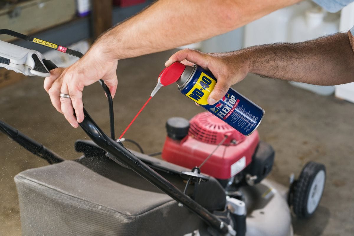 manutenção do cortador de grama com wd 40® produto multiusos
