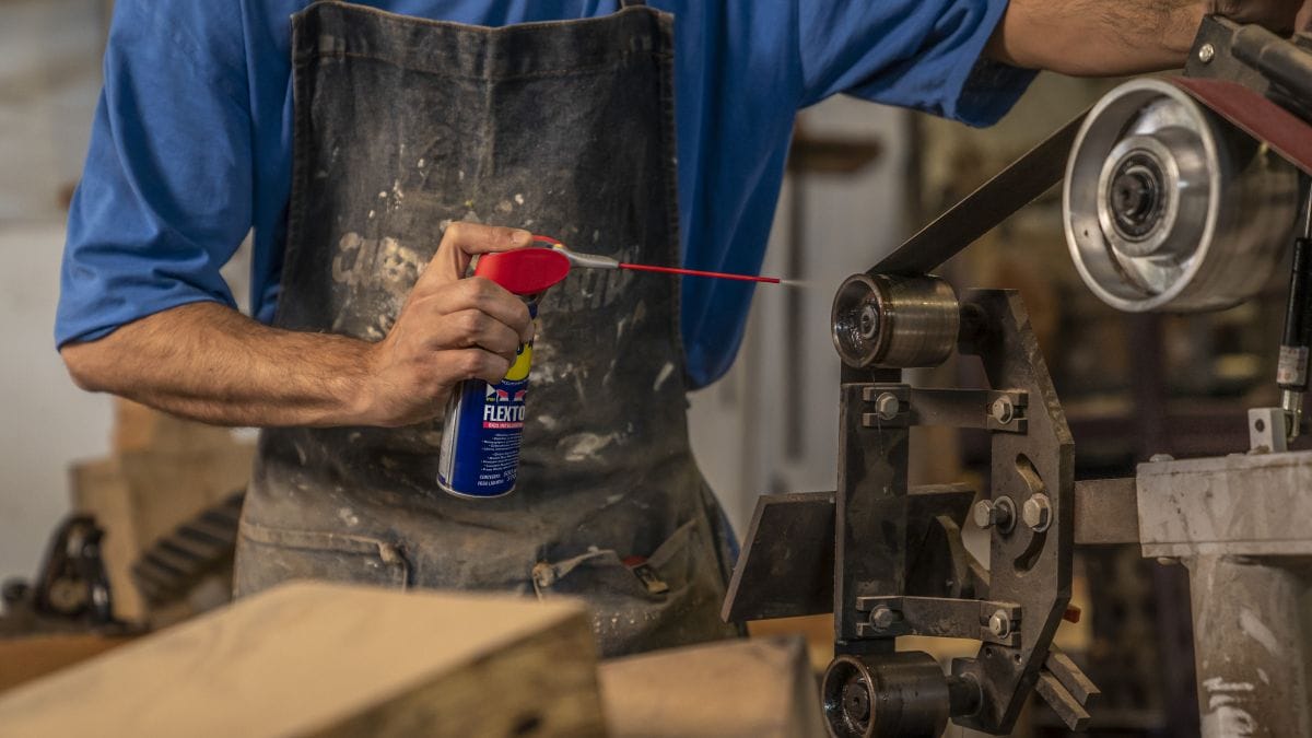 como proteger ferramentas da umidade na oficina de marcenaria com wd 40