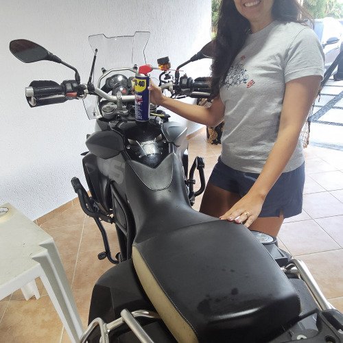 Eliminando a umidade do circuito elétrico da moto com WD-40